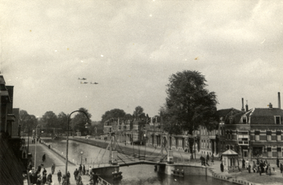 97921 Afbeelding van enkele Amerikaanse B-17 vliegtuigen boven de stad Utrecht, op weg om in het kader van de Operatie ...